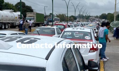 Manifestación de taxistas en Cosoleacaque; se niegan al ingreso de unidades Vans 