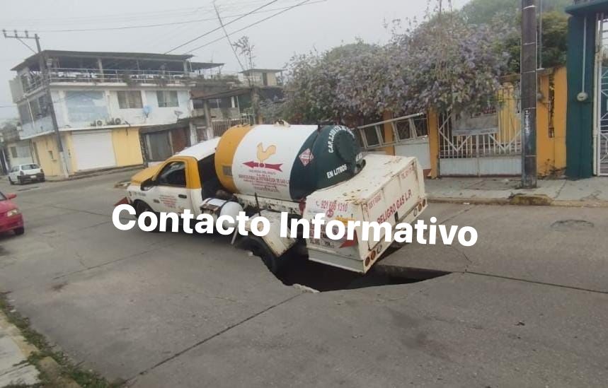 Se fue camión de gas L.P. a socavón en la Insurgentes Norte