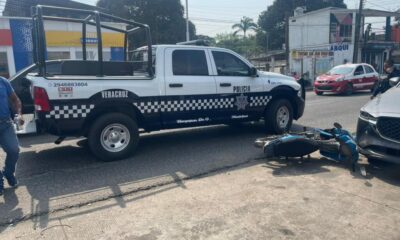 Patrulla de la policía municipal de Hueyapan de Ocampo, choca a mujer motociclista y a su hijo