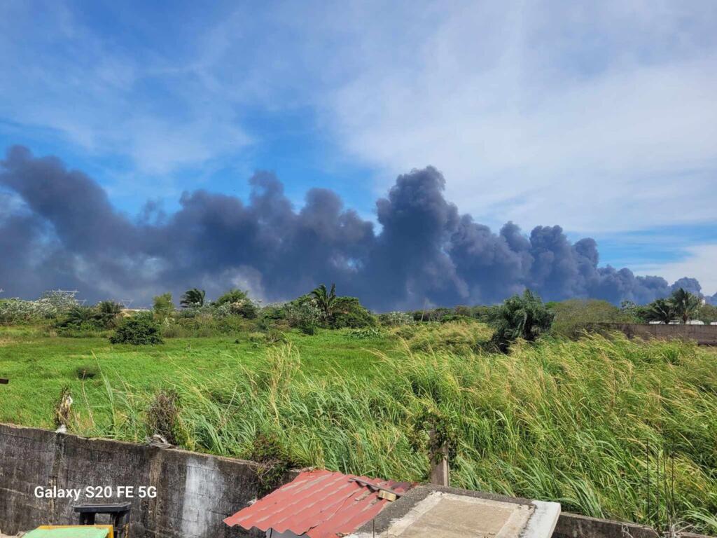 VIDEO | Zozobra en Minatitlán por densa capa de humo negro