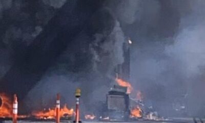 Pipa con combustible se incendia tras chocar contra varios vehículos en la autopista Siglo XXI