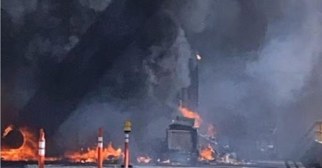 Pipa con combustible se incendia tras chocar contra varios vehículos en la autopista Siglo XXI