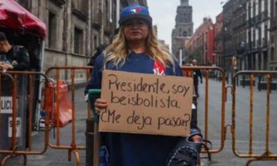 Madre buscadora Ceci Flores recurre a traje de beisbolista para buscar que AMLO la atienda