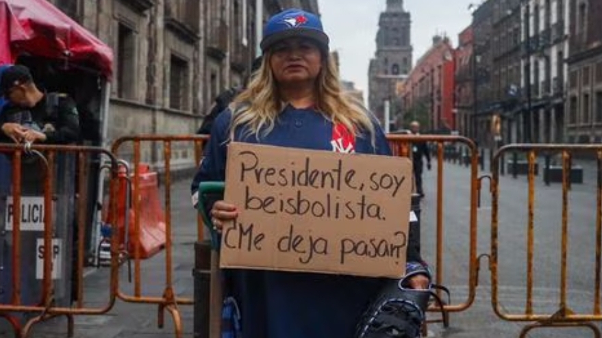 Madre buscadora Ceci Flores recurre a traje de beisbolista para buscar que AMLO la atienda