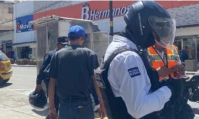 Fuertes vientos hacen que puesto ambulante caiga encima de mujer en Torreón