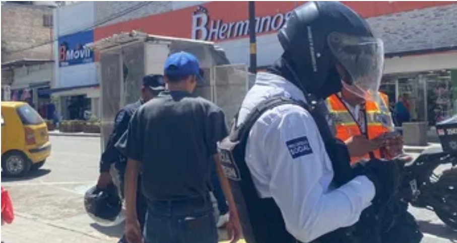 Fuertes vientos hacen que puesto ambulante caiga encima de mujer en Torreón