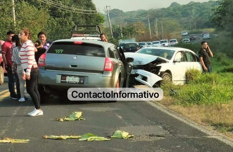 Encontronazo entre dos carros en Canticas; chocaron de frente