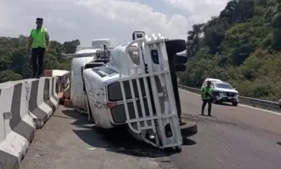 Vuelca tráiler cargado de libros de texto gratuito en autopista de Veracruz