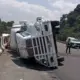 Vuelca tráiler cargado de libros de texto gratuito en autopista de Veracruz
