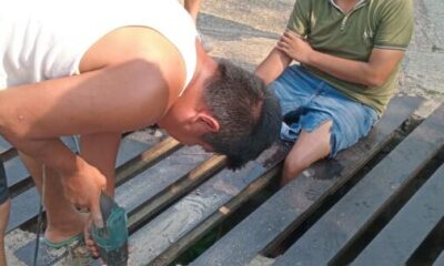 Jovencito sufre caída y se queda atorado en traga tormenta en el barrio La Palma.