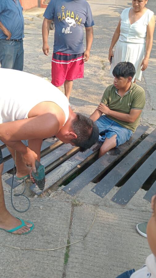 Jovencito sufre caída y se queda atorado en traga tormenta en el barrio La Palma.