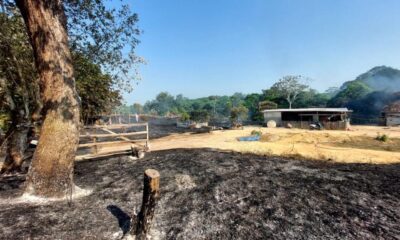 Vivienda quedó en medio del fuego