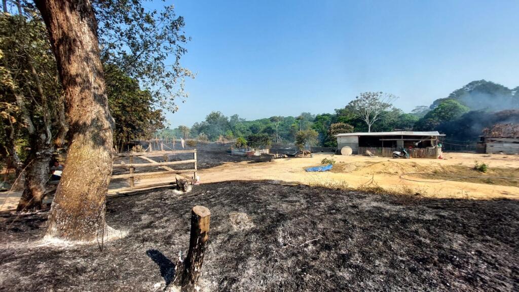 Vivienda quedó en medio del fuego