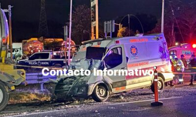 Ambulancia de PC Jáltipan destrozada en grave accidente; tres heridos