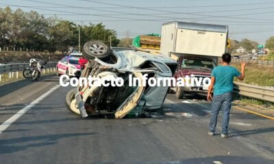 ¡Aparatosa volcadura en el puente «La Diez»!