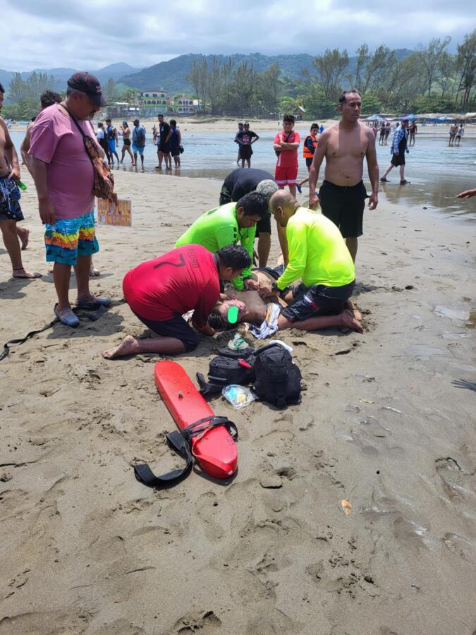  Un ahogado y tres más rescatados en playa Montepío en San Andrés Tuxtla 