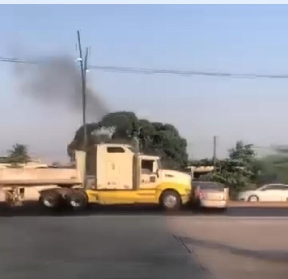 VIDEO |  Tráiler arrastra a vehículo en Cosoleacaque