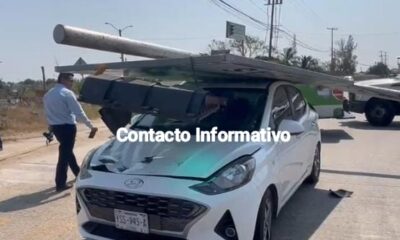 ¡Semáforo cayó sobre carro en Coatzacoalcos!