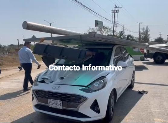 ¡Semáforo cayó sobre carro en Coatzacoalcos!
