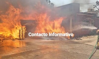 ¡Voraz incendio a punto de consumir casas en Cosoleacaque!