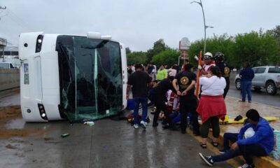 Camión de turismo que salió de Minatitlán acabó volcado en el norte; más de 40 heridos 