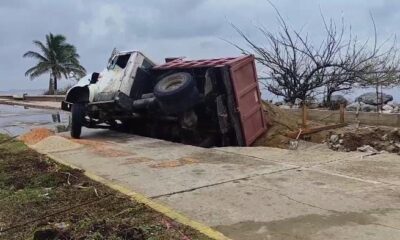 ¡Socavón se llevó volteo en malecón de Coatzacoalcos!