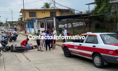 Dama motorizada acabó con probable fractura tras impactarse contra de la puerta del taxi 77 en Minatitlán 