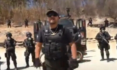 Cantante graba corrido junto a policías de Oaxaca;separan mandos y abren investigación