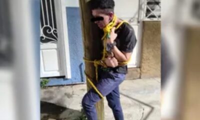 Amarran a hombre a poste en Uruapan, Michoacán; fue acusado de robar a una joven