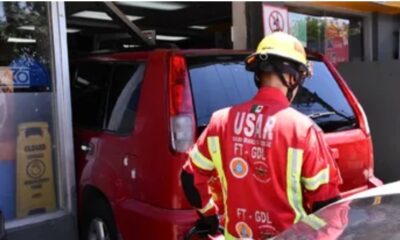 Mujer se mete con todo y camioneta al Oxxo; se equivocó de pedal
