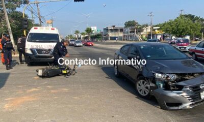 VIDEO |   Motociclista se pasó el alto en la Justo Sierra y acabó impactando a carro particular; resultó herido