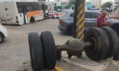 Camión de transporte público, se queda sin llantas mientras se encontraba en circulación.