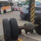 Camión de transporte público, se queda sin llantas mientras se encontraba en circulación.