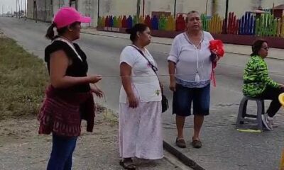 Mujer con esquizofrenia golpea a personas en la calle; se manifiestan afectados.