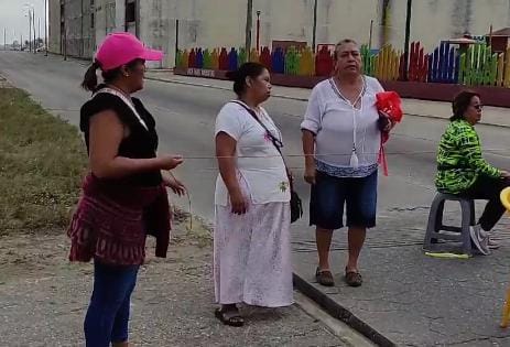 Mujer con esquizofrenia golpea a personas en la calle; se manifiestan afectados.