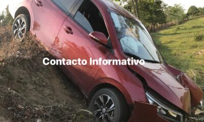 Vehículo cayó en desnivel en la zona rural de Minatitlán