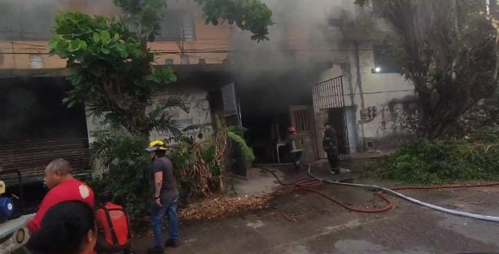 ¡Millonarias perdidas por incendio de una carpintería en Coatzacoalcos!