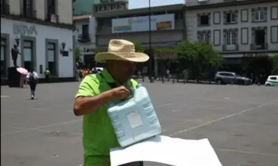 Profesor bebe gasolina como protesta en Xalapa; amaga con inmolarse