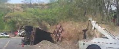 🚨Se registra volcadura de una góndola sobre la carretera 180 en #HueyapandeOcampo