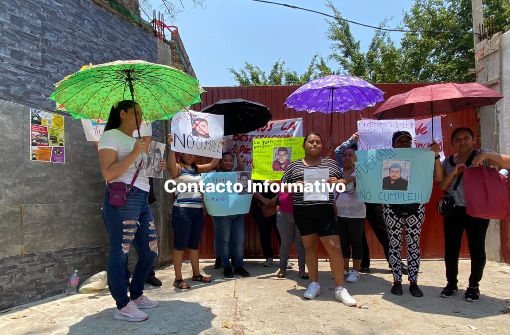 Exigen destitución de director en primaria de Minatitlán; acusan madres que nunca está en la institución