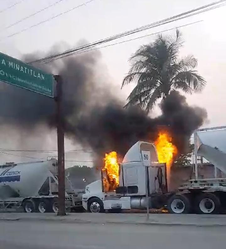 ¡Se incendia tractocamión en la entrada de Coatzacoalcos!