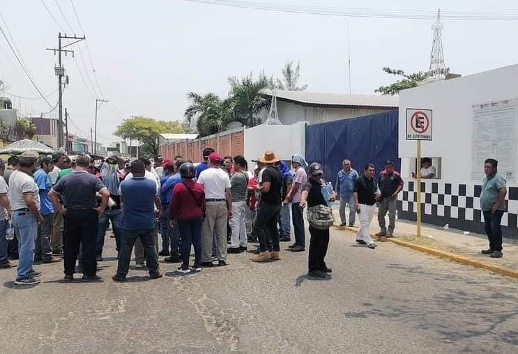 ¡No rotundo de taxistas a ingreso de ruta Santa Clara a Cosoleacaque!  (+VIDEO)
