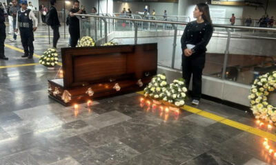 Colocan ataúd y coronas de flores en la estación Mixcoac en memoria del colapso de la Línea 12 del Metro, ocurrido hace tres años