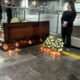Colocan ataúd y coronas de flores en la estación Mixcoac en memoria del colapso de la Línea 12 del Metro, ocurrido hace tres años