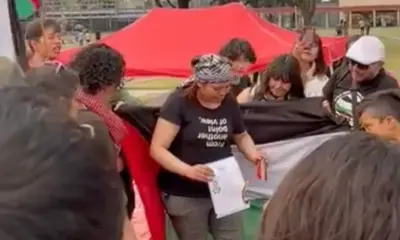 Plantón de la UNAM por Palestina: Estudiante quema su título en Ingeniería durante protesta