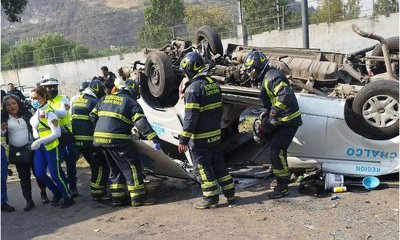 VOLCADURA DE COMBI EN IZTAPALAPA DEJA DOS MUERTOS Y OCHO LESIONADOS