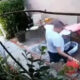 Intenta prender carbón y termina incendiando el patio de su casa; video de hombre se hace viral