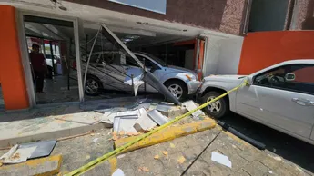 Mujer se equivoca de pedal y mete su coche a panadería de Zapopan; no hubo lesionados