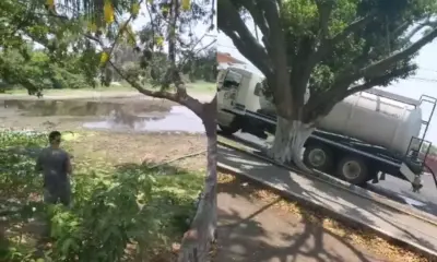 Hombre compra pipas de agua para vaciarlas en Laguna de Lagartos en Veracruz