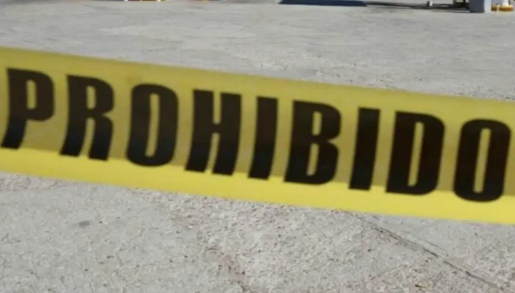 Motocicletas chocan de frente en fuerte accidente; hay un muerto